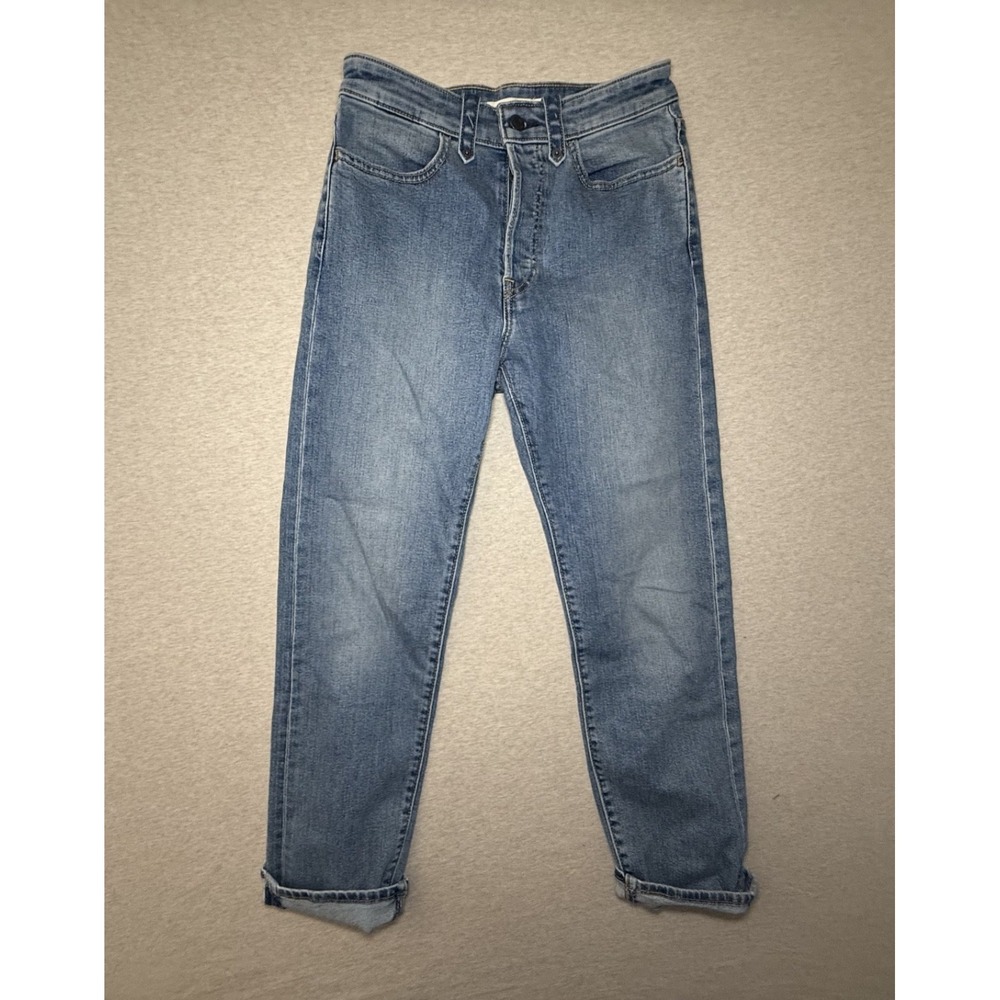Levie's. Wedgie Staight leg blue jeans.size 27. Button fly. 27x28